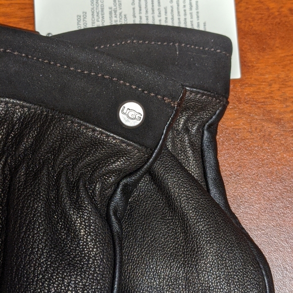 New Men's Black UGG Gloves L Touch Screen - Picture 3 of 10